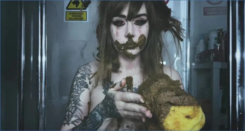 Sweet Betty Parlour wypróżnia się pod prysznicem - wideo scat na GownoHub