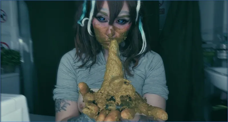 Sweet Betty Parlour bawi się korkami analnymi w kupie - wideo scat na GownoHub