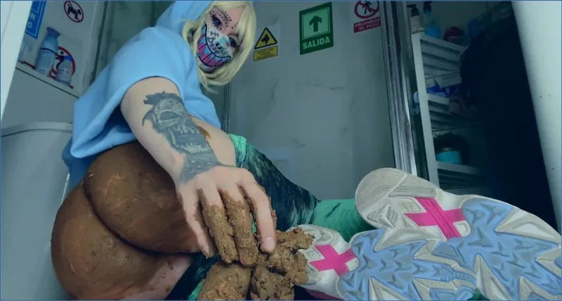 Sweet Betty Parlour wypróżnia się trzykrotnie w solówce - wideo scat na GownoHub
