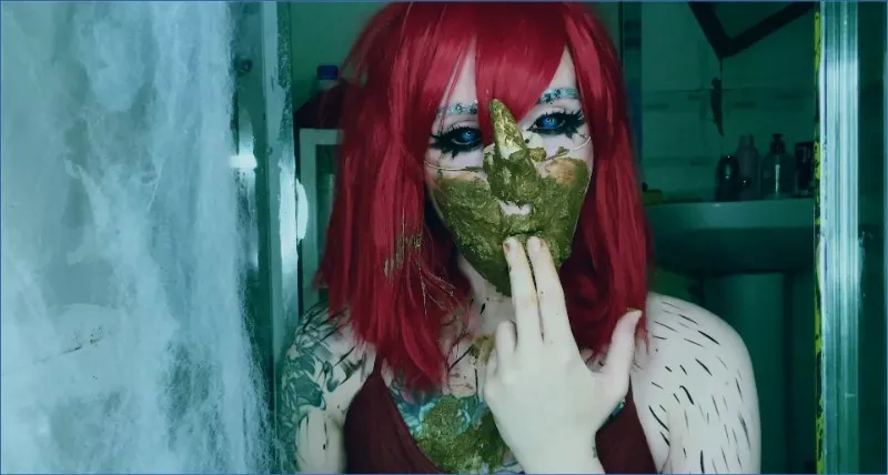 Sweet Betty Parlour przebrana za nosorożca bawi się gównem - wideo scat na GownoHub