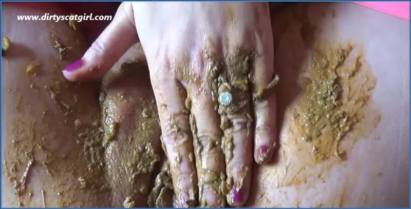 Dirtyscatgirl w różu smaruje kał i dotyka się sama - wideo scat na GownoHub