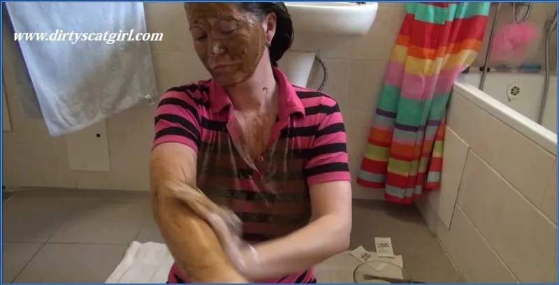 Dirtyscatgirl farbuje sobie włosy kupą - wideo scat na GownoHub