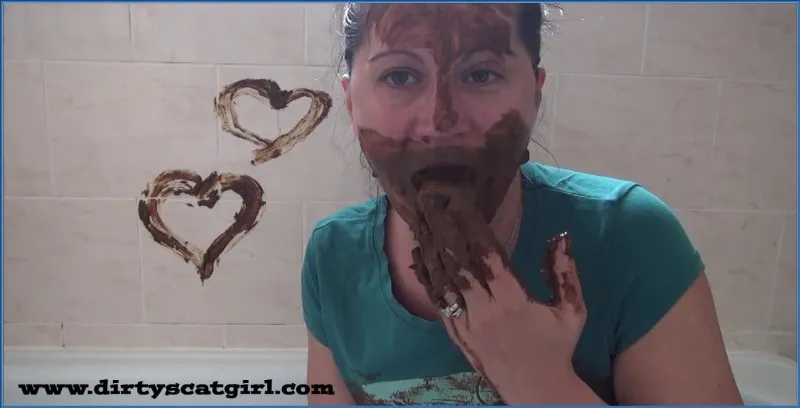 Dirtyscatgirl smaruje kupe po obcislych rajstopach - wideo scat na GownoHub