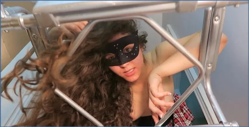 Love Rachelle jako łobuzerska szkolna dominatrix karmi cię swoją kupą - wideo scat na GownoHub