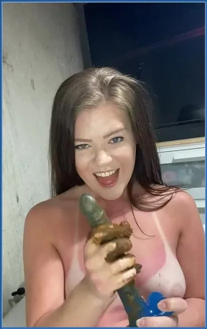 Foxness czyści swoje brudne dildo po analnej zabawie - wideo scat na GownoHub