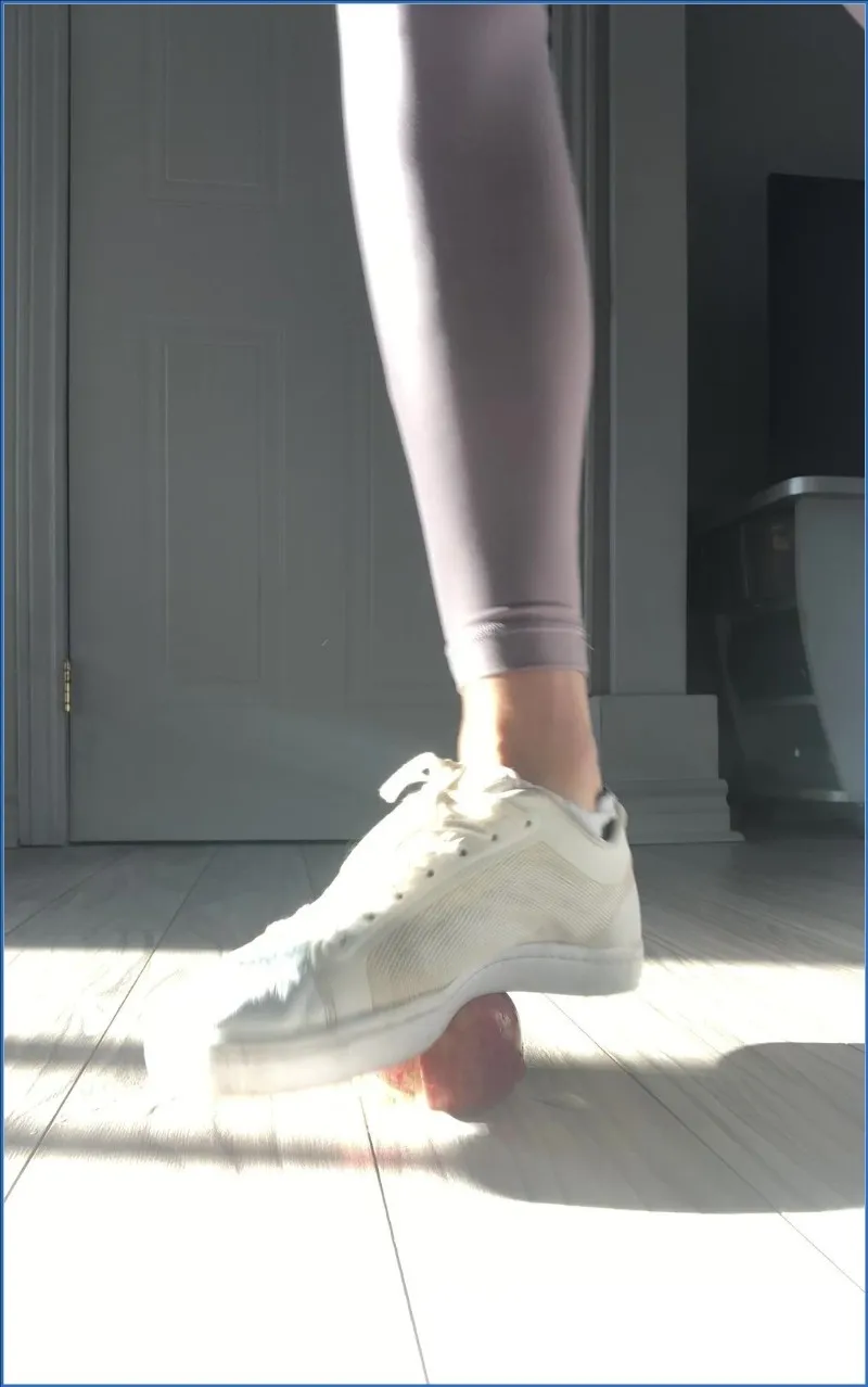 TheHealthyWhores boso miażdżą dojrzałe jabłko w crush - wideo scat na GownoHub