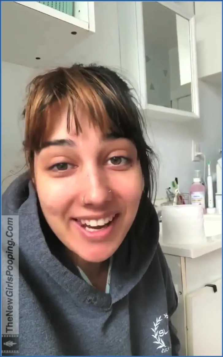 EFRO Sabrina Calmly Defecates On Camera - wideo scat na GownoHub